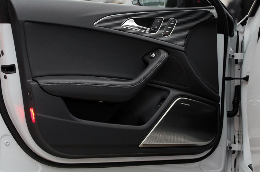 Детали интерьера Audi RS6 Avant (4G, C7) 2013 года  (WW) (фото 37 из 90)